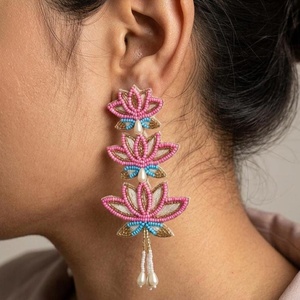 Boucles d'oreilles pendantes faites à la main en perles de rocaille roses motif lotus, bijoux ethniques tendance pour femmes, vente en gros - Product Image 4