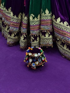 Elegante Vestido Afgano Kuchi de Terciopelo Color Granate Oscuro con Bordado Dorado Lujoso, Manga Murciélago, Largo hasta el Suelo, Estilo Bohemio - Product Image 6