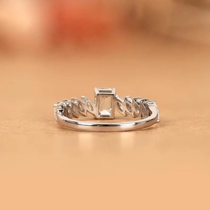 Bague de fiançailles en or massif 14 carats avec 11 diamants taille émeraude, accent marquise cultivée en laboratoire, largeur de bande de 1,80 mm, certifiée IGI, style vintage - Product Image 2