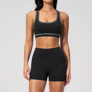 Ensemble de yoga 2 pièces, haut court taille haute et short, couleur unie, surpiqûres contrastées, vêtements de sport respirants pour femmes - Product Image 2