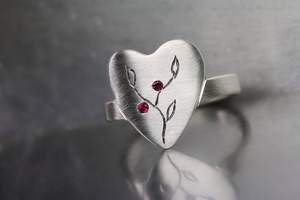 แหวนเงินแท้ 925 คุณภาพสูง ดีไซน์รูปหัวใจสีแดง ประดับเพชรซิคอน ฝังแบบ Bezel ลายกิ่งใบไม้ สไตล์มินิมอล - Product Image 3