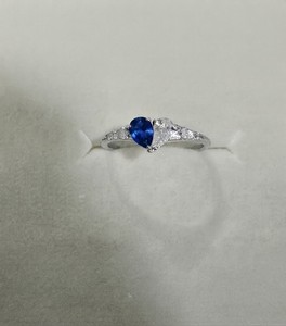 Bague en or blanc 14 carats avec deux saphirs bleus de laboratoire taille poire en forme de cœur et diamants de laboratoire, bijoux fins pour femmes - Product Image 2