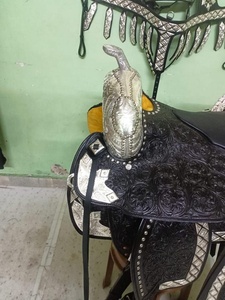 Selle Western pour Cheval en Cuir Naturel Souple de Qualité Supérieure, Ornée de Motifs Floraux, avec Quincaillerie Nickelée, Durable, et Bridon Assorti à Siège Rembourré Doux - Product Image 4