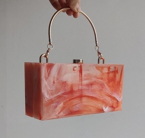 Sac à main personnalisé en résine ILAHI fait main avec chaîne, bandoulière, imprimé sérigraphié noir et blanc à carreaux, pour usage quotidien - Product Image 1
