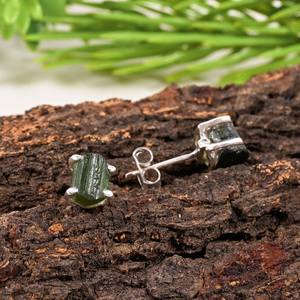 ต่างหูแบบมินิมอลประดับทัวร์มาลีนสีเขียวดิบ เงินสเตอร์ลิง เครื่องประดับสำหรับใช้ทุกวัน - Product Image 5