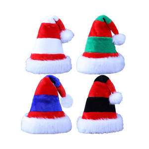 Bonnet de Noël en peluche rouge et vert avec bordure en fausse fourrure blanche – Bonnets de Noël en gros pour cadeaux d'entreprise et événements festifs - Product Image 5