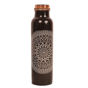 Ensemble de bouteilles en cuivre pur imprimées avec un motif de sapin de Noël festif |   Pichet et verres gravés motif flocon de neige antique foncé - Product Image 3