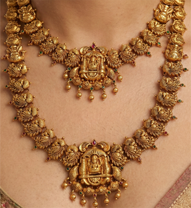 Conjunto de Collar de Oro Sólido de 22K |   Joyería nupcial tradicional del sur de la India con diseño de Lakshmi |   Haram con Acabado Dorado Antiguo - Product Image 1