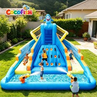 Toboggan aquatique gonflable en tissu Oxford Cocofish, château gonflable en forme de requin avec mur d'escalade, piscine à jets d'eau et pistolet à eau pour enfants