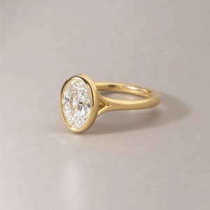 Anillo de Compromiso con Bisel de Diamante Cultivado en Laboratorio de Corte Ovalado de 2 Quilates, Oro Amarillo de 14K, Venta al por Mayor - Product Image 2