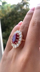Bague de fiançailles ovale 5,0 carats en rubis rouge naturel et diamants, avec halo en or jaune massif 14 carats et alliance de mariage en moissanite pour femme - Product Image 5