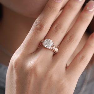 Bague de fiançailles vintage d'inspiration antique en or massif 14 carats avec diamant de laboratoire coussin allongé de 3,5 carats, certifiée IGI, à double griffe - Product Image 3