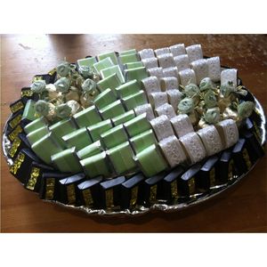 Plateau de service ovale en métal argenté de luxe, finition miroir, pour mariage, fête, présentation de chocolats et bonbons - Product Image 1