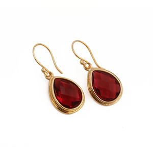 Pendientes Colgantes de Granate Rojo, Hechos a Mano, con Gema Facetada en Forma de Pera, Chapados en Oro, Joyería Artesanal - Product Image 3