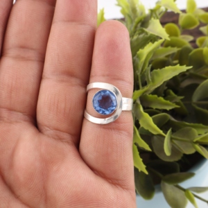 Bague de luxe Niharika Gems en tanzanite avec sertissage en canal, en bijoux plaqué argent pour occasions festives - Unisexe - Product Image 1