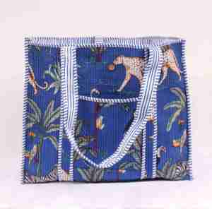 Bolso Tote de Algodón Acolchado Hecho a Mano con Estampado de Animales y Selva en Azul Índigo, Estilo Boho, para Primavera, Invierno, Otoño, Todas las Estaciones, para la Playa - Product Image 1