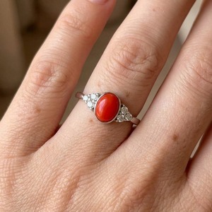 Anillo de cóctel cristiano de plata de ley 925 con coral de corte ovalado y diseño de alas con pavé para mujer de Mehrajuddin Gems, ideal para compromiso y boda. - Product Image 4