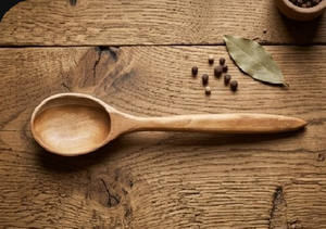 Louche à soupe en bois artisanale légère et écologique, à long manche, en bois naturel, cuillère de service, ustensile de cuisine - Product Image 2