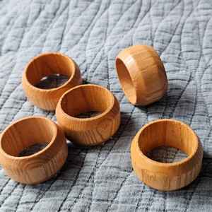 Anneaux de serviette ronds classiques en bois pour usage quotidien, tables de mariage et de fête, finition naturelle, écologiques et durables - Product Image 3