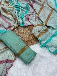 Sari en crêpe de soie imprimé numériquement pour femmes, avec un haut en soie de Bangalore brodé de sequins Resham, tenue de fête indienne. - Product Image 4