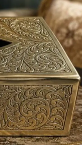 Porte-mouchoirs en laiton antique au design unique, idéal pour ajouter une touche d'élégance intemporelle à la décoration intérieure - Product Image 2
