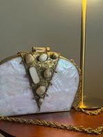 Handgefertigte Damen-Handtasche in unregelmäßiger Form mit Messingbeschichtung zu einem vernünftigen Preis von Universal Overseas.