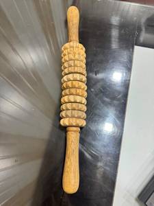 Masseur à rouleaux en bois naturel, outil de massage Gua Sha pour le dos, relaxant musculaire corporel, artisanat en bois fait main d'Inde - Product Image 1