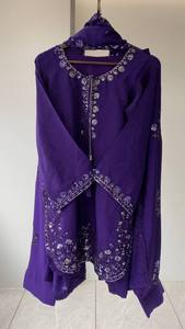 Traje Sharara Salwar Kameez Moderno de 3 Piezas en Seda Morada, para Bodas y Fiestas Indias y Pakistaníes, con Bordado Dorado Zari en Georgette, para Invierno - Product Image 2