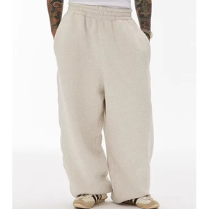 Pantalon de survêtement en coton pour homme, style streetwear, coupe évasée, jambe droite ample et cordon de serrage, design décontracté à jambe large. - Product Image 1