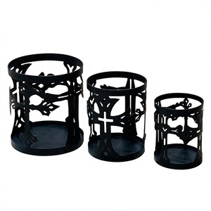 Derniers bougeoirs noirs à motif croix ajouré, très demandés pour la décoration de Noël à la maison - Product Image 5