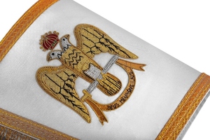 Manchettes de Rite Écossais de 33e Degré de Haute Qualité, Or Blanc, Aigle Brodé en Fil d'Or avec Franges Dorées - Product Image 3