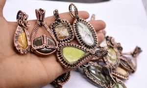 Pendentif en fil de cuivre oxydé, pendentif en fil de cuivre tressé avec pierres précieuses mélangées dorées Apace, pendentif artisanal en cuivre mélangé. - Product Image 4
