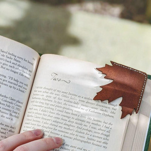 Marcapáginas personalizado de cuero con forma de hoja de arce, accesorio de regalo único para amantes de los libros, estudiantes y profesionales, a precio de mayoreo. - Product Image 1
