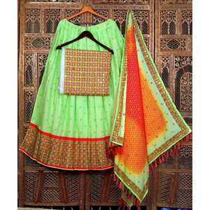 TRADITIONNEL BEURRE SOIE BRODERIE MIROIR TRAVAIL LEHENGA CHOLI AVEC DUPATTA PISTA - Product Image 1