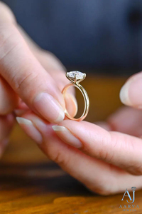 Anillo de Compromiso y Boda Solitario de Moissanita con Corte Princesa Clásico en Oro Sólido de 18K con Certificación IGI y Engaste de Puntas para Mujer - Product Image 4