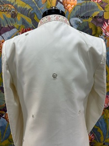 Ensemble de Sherwani ivoire à col mandarin, bordure de perles pastel, bavoir rose en forme de goutte d'eau et bordure festonnée à pointes argentées - Product Image 2