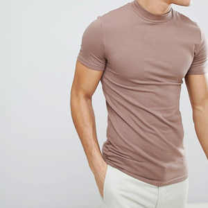 Camiseta de punto de manga corta con cuello alto y corte ajustado para hombre en color marrón moca - Product Image 3