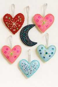 Adornos navideños de fieltro hechos a mano en forma de corazón con cuentas y bordados multicolor. - Product Image 1