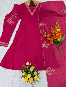 Vestido de Lujo Rosa Rani Bordado en Viscosa y Seda Chanderi, Sin Arrugas, Diseño de Diseñador, para Bodas y Fiestas Pakistaníes, Vestido Étnico para Mujer - Product Image 6