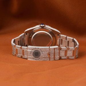 Splendide montre analogique à quartz pour homme, en argent et moissanite, incrustée de diamants, boîtier de 28 mm, fermoir caché, style luxueux - Product Image 2