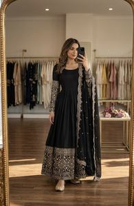 Conjunto de vestido acampanado de seda Chinnon con bordado de lentejuelas, mangas largas, detalles de Latkan Dori y dupatta a juego UW 801 - DC - Product Image 2