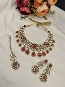 Conjunto de gargantilla étnica con piedras pesadas y gemas en forma de pera, pendientes a juego, Maang Tikka, colección de joyería nupcial - Product Image 3