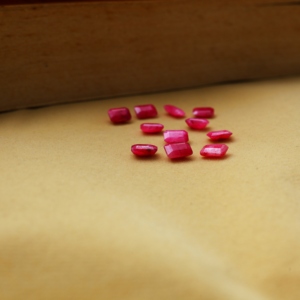 Pierre précieuse en rubis naturel facetté et poli, taille baguette 4x6mm, rouge, calibrée, pour la fabrication de bijoux - Product Image 1