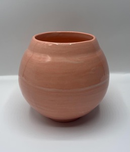 Jarrón de Cerámica en Tono Melocotón con Acabado Artesanal, Cuerpo Curvo Suave y Abertura Amplia para una Exhibición Floral Elegante - Product Image 1