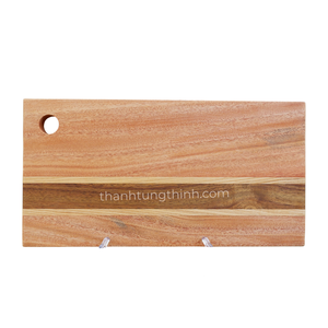 Tabla de cortar rectangular de madera natural con asa perforada para uso en la cocina - Product Image 5