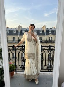 Ensemble prêt-à-porter entièrement cousu avec haut en faux georgette orné de broderies Zari et de pierres véritables, pantalon Sharara et dupatta. - Product Image 1