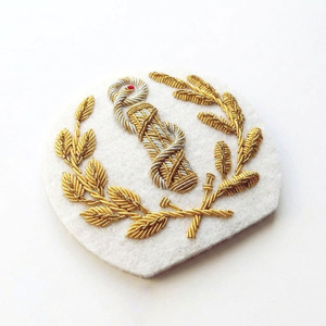 Badges brodés à la main élégants, accessoires brodés faits main les plus vendus avec service de personnalisation de marque OEM, fabricant - Product Image 2