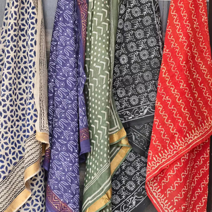 Pañuelo Cuadrado Étnico Floral de Algodón Hecho a Mano Naaz Textile, Estampado a Bloque, Set de Pañuelo para el Cuello y Corbata, Ideal para el Verano, Suave al Tacto - Product Image 1