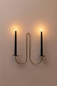 Support mural en fer noir pour bougies avec deux bras, pour la décoration intérieure, design métallique durable, élégant et polyvalent - Product Image 4
