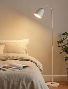 Lámpara de pie minimalista con pantalla de papel blanco, base de madera y diseño de cuello flexible - Product Image 1